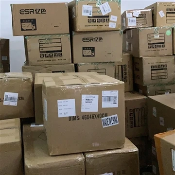 Kupac 5500 komada prilagođenih čeka na otpremu morem u luci Shenzhen. Zahvalj...